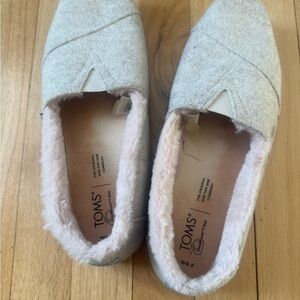 TOMS Women's Gray Fleece-Lined Slippers